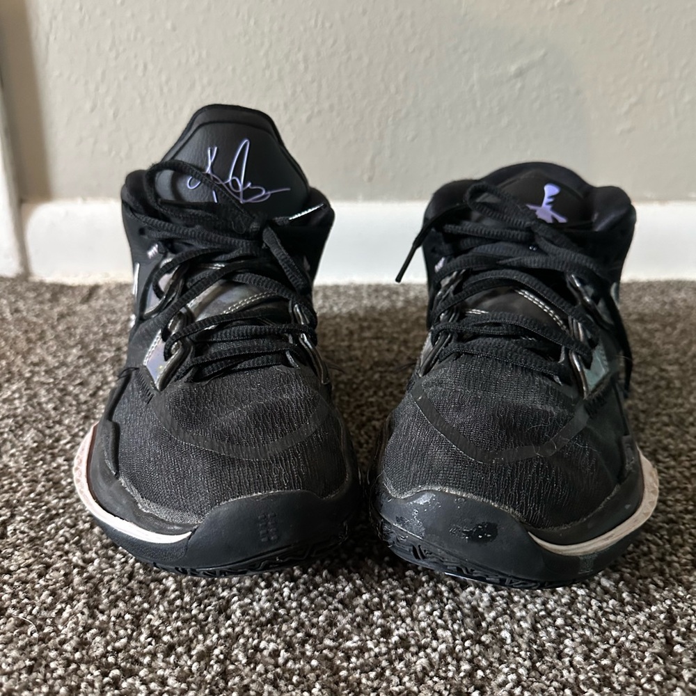 Nike Kyrie Shoes- size 9